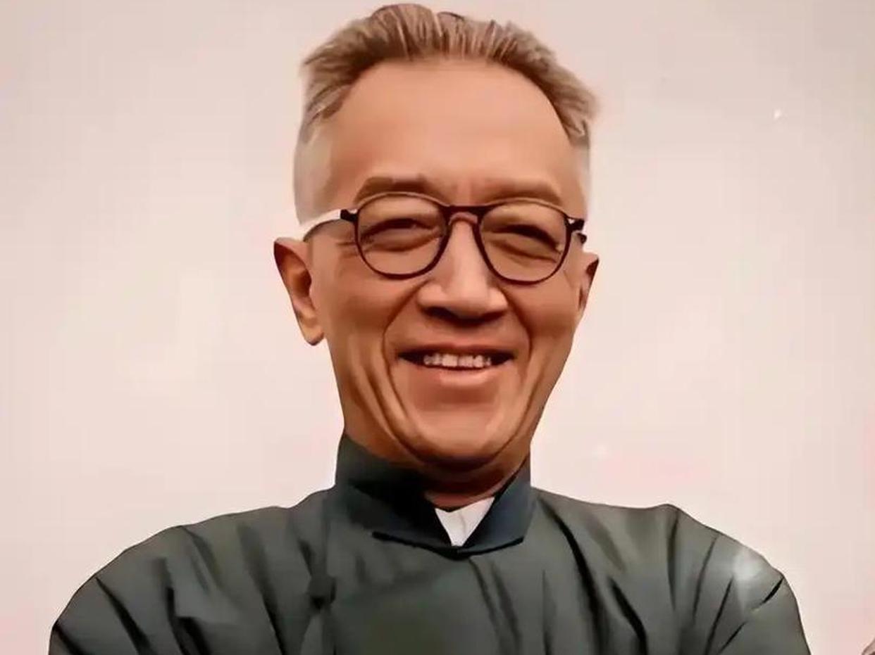 1962年胡适猝死，江冬秀异常冷静清点家产，她靠买菜砍价和多次法庭作证，彻底撕碎了民国文人最后的浪漫面具她指尖抚过泛黄的书稿边角，把胡适散落各处的文稿、往来信件一一归类锁进樟木箱，连一张夹在书页里的旧戏票根都没落下。旁人都劝她节哀顺变，她却攥着账本红着眼笑：“他一辈子爱做潇洒名士，身后的烂摊子，得我