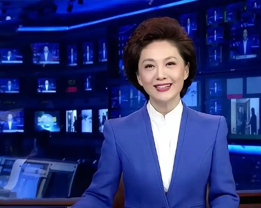 一个在实验室天天跟癌细胞死磕的大专家，怎么也没想到在朋友家吃顿便饭，就把后半生给搭进去了。
那是1999年，敬一丹在自己家里随手攒了个饭局。
推开门，一边是27岁、在荧屏前从容大方的海霞，另一边是刚从国外回来的科研学者罗永章，比她整整大了11岁。
平时习惯了跟冷冰冰的数据打交道，可冷不丁面对这