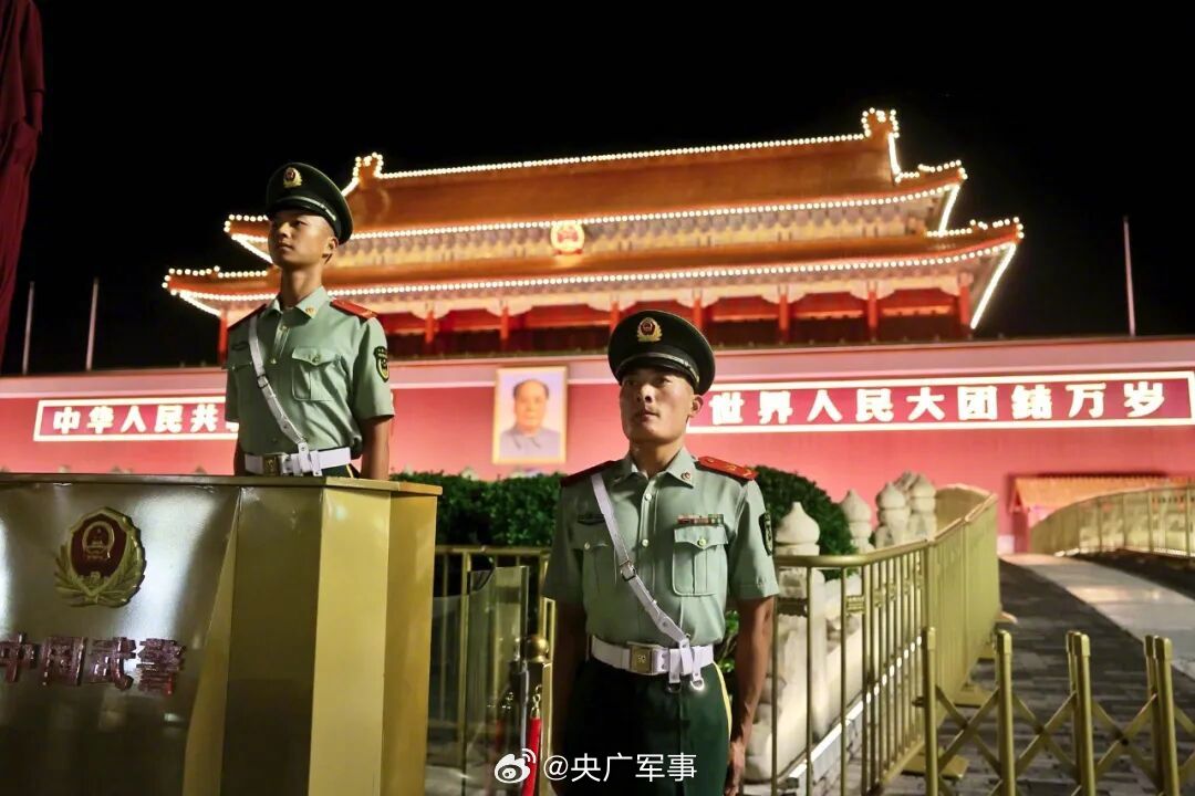 【#天安门前武警退役老兵完成哨位交接#[心]】又是一年退伍季，8月29日晚，武警北京总队执勤第一支队退役老兵在天安门广场完成了哨位交接，他们以赤诚的军礼为军旅生涯画上圆满句号。退役不是终点，而是新的起点。祝福退役老兵前程似锦，未来可期！ ​