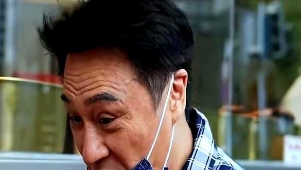 别的明星探店恨不得把难吃的东西夸出花来，64岁的吴镇宇在成都却直接把吃进嘴里的兔头给吐了。
不仅当场吐掉，他还皱着眉头当面补了一刀：这鱼根本就不新鲜。
旁边站着的老板脸都绿了，吴镇宇连面子工程都懒得做，撂下一句“营销大于口味”，拍拍屁股转身就走。
这段画面真是看得人浑身舒坦。
现在的网络探店