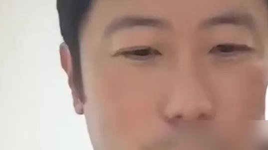 42岁韩莹掀翻王曼昱，她老公转头就在直播里泼冷水：赢球纯属侥幸，佐藤瞳打王曼昱没戏。
这话说得太满了。
雷洋原话是，佐藤瞳多板相持世界顶级，越削越转，光靠猛冲就是送分，得长短结合调动她。
结果王曼昱4-0横扫佐藤瞳。
赛后采访就一句：没想到是4-0，身体其实已经到极限了。
一边是专业拆解、