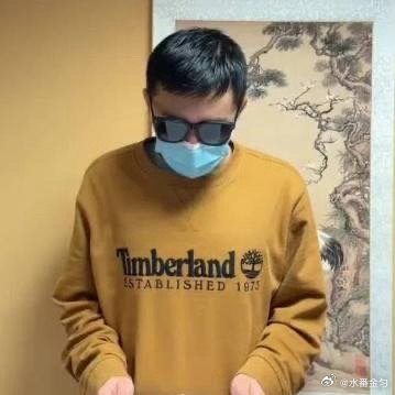 《在俄罗斯课堂上披“旭日旗”的中国留学生再次露脸道歉！摘了墨镜比第一次更值得看！》那个在俄罗斯课堂上披旭日旗的中国留学生，又发了一条道歉视频。这次，他摘了墨镜，也没戴口罩。我当时写了一句：一个真心悔过的人，通常是露着脸道歉的。 ​