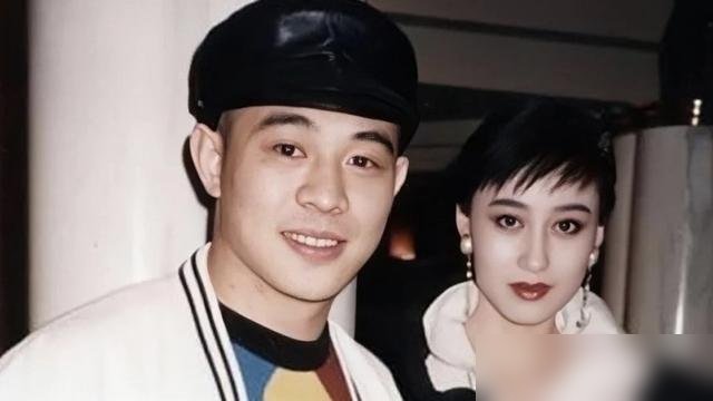 李连杰亲口说，当年离婚是“握手言和，很开心”。
这话搁谁听不炸？全网骂了几十年的抛妻弃子，到他嘴里成了好聚好散。他在杨澜节目里头一回正面回应，说自己净身出户，洛杉矶的房子车子全留给前妻黄秋燕，俩女儿也是他一直在养。
向太也出来帮腔，说他一分钱没带出门。可另一边的说法呢？黄秋燕当年根本还不起那套房