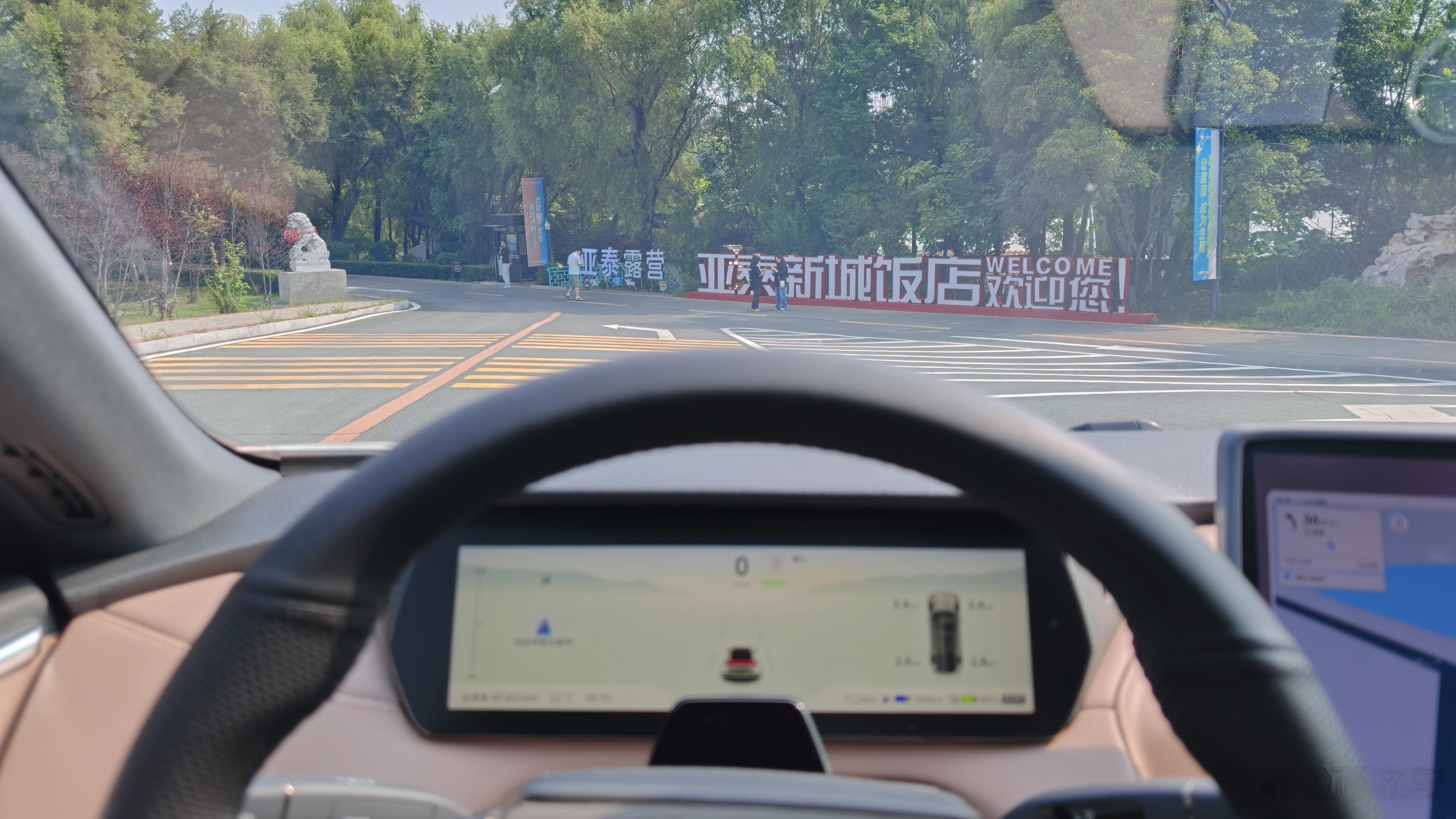 哎呀妈呀，这秋天可算凉快下来了！前两天我开着我的深蓝SL03，拉着家里人去近郊溜达。这大空间坐着老得劲了，后排随便造。到了地方支起帐篷，直接用外放电整点烧烤，这小日子过的，嘎嘎香！

一路上智能辅助驾驶老好使了，省老多劲儿了。虽然我的车型买的早，依旧有这辅助驾驶，基础配置还是嘎嘎高。这 ​