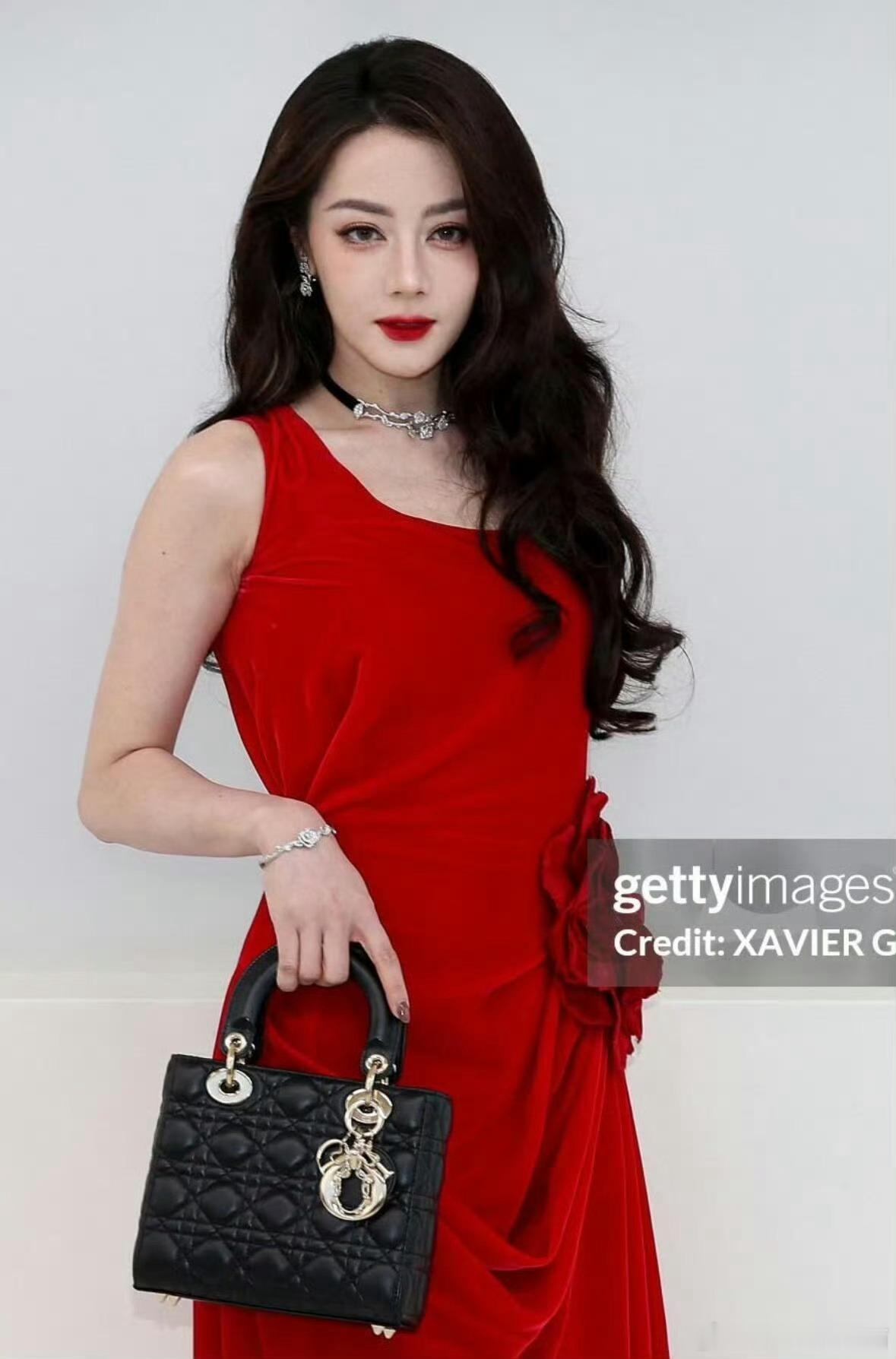 迪丽热巴在9月29日Dior 2027夏季女装秀上坐进头排核心C位，毗邻品牌正副CEO，被全网称为“顶配待遇”。  一、座位规格：品牌最高管理层环绕- 座位位置：迪丽热巴落座秀场头排核心C位，属于全场