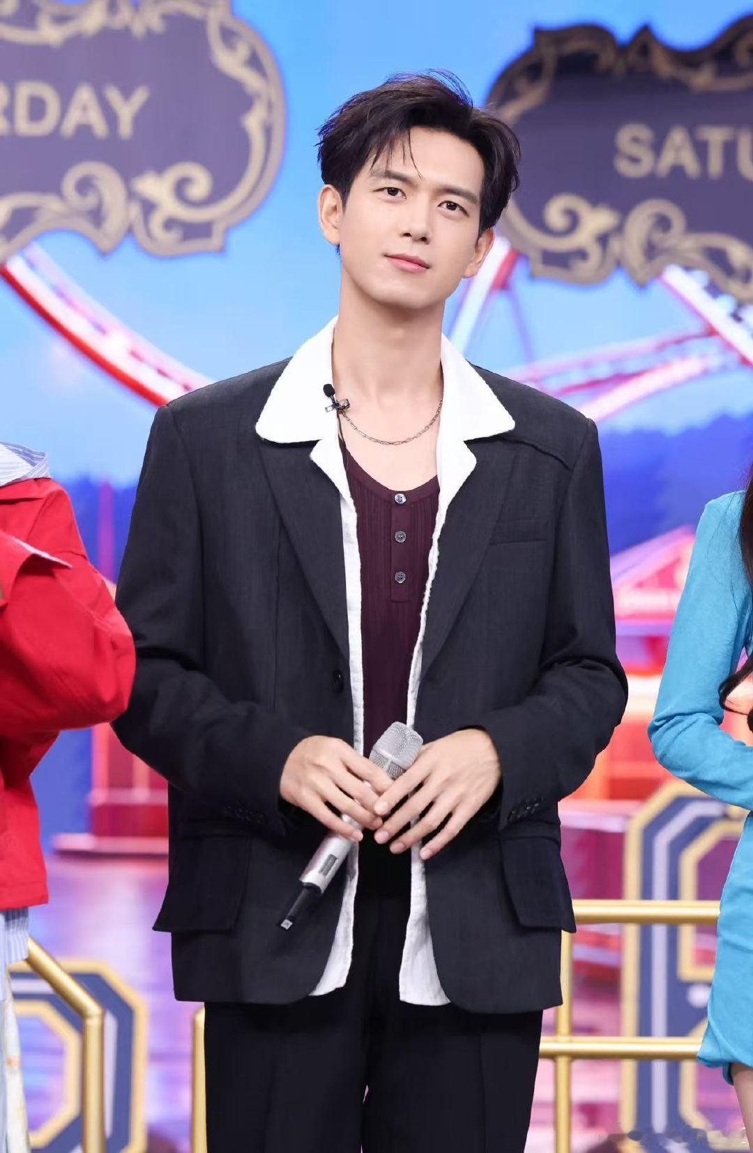 #李现害怕蹦极##魏哲鸣向李现介绍自己hi6的摊位##你好星期六# 嘉宾联排没有过多剧本感，李现听到蹦极惩罚，害怕的状态一眼就能看出来。魏哲鸣淡定介绍自己的摊位，一慌一稳的同框画面趣味十足。 ​