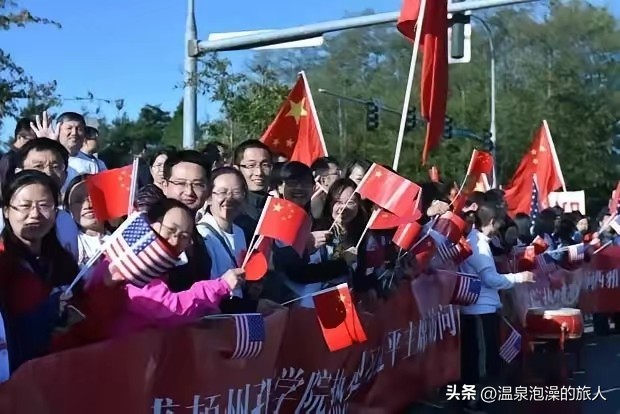 万里山海隔不断赤子深情！华盛顿街头出现一幕滚烫又动人的画面，无数华人华侨、留学生自发汇聚道路两旁，手擎鲜艳的五星红旗，齐声唱响经典曲目《我的祖国》，嘹亮旋律响彻异国街巷，温柔却极具力量。
 
人群素未相识，没有彩排排练，却