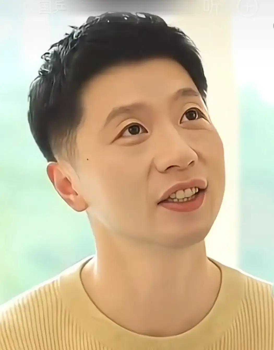 手里握着六枚奥运金牌的马龙，到了这个岁数，居然还在天天跟小年轻抢球台。
10月20日国际乒联专门发声给他庆生，大家才猛然反应过来，这位国乒唯一的“六金王”不知不觉又长了一岁。
换成别人，拿到这个成绩、坐上乒协副主席的位置，早该安安心心退居幕后享清福了。可他倒好，不仅自己每周雷打不动要摸一两次球拍