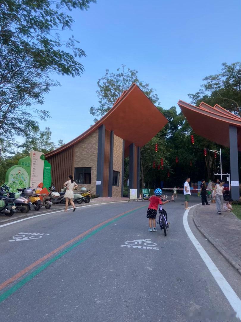 大山姆我们来啦
新骑行公园建成
第一次来
不过我非常吐槽这个骑行路线
大部分都是上坡路
一点都不适合小孩子
只适合走
#育儿日常##带娃日常##宝宝成长记录##宝宝成长记录[超话]##亲子互动##孕妇别车被司机踹翻是谁错了# ​