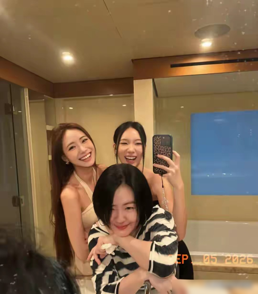 台媒吵翻的具俊晔缺席连襟生日，真相直接打脸！
大S走后，是许雅钧主动牵头每周六固定家宴，专门留位置给孤身在台的具俊晔。
他说：姐夫回到没大S的家，肯定最寂寞。
具俊晔早就把这局当日常，S妈用韩语喊他儿子，次次给他夹菜。吃完饭他主动送S妈回家，偶尔留宿，之前遗产反目被赶出门全是瞎编。
这次没提