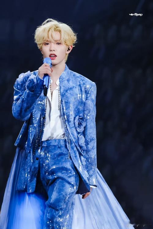 #李昊[超话]#  
舞台上的你像一颗闪耀的星，每一个动作都那么认真，期待你带来更多作品，永远支持你！#李昊未来可期##永远支持你# ​