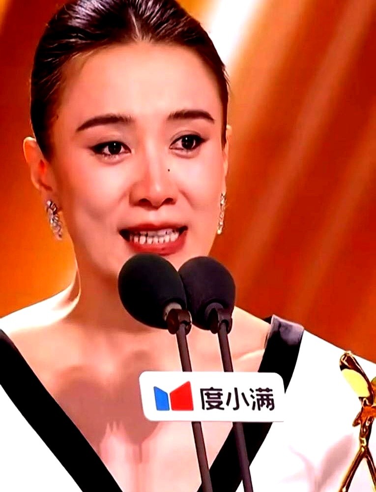 宋佳二封金鹰视后，上台没谢导演粉丝，转身给马伊琍、任素汐、闫妮、杨紫、吴越深鞠一躬。

“咱几个能站这儿，没谁高谁低，都是拿命在熬角色。”一句话，台下女演员眼圈当场发红。

十几年间，从《闯关东》里听何炅报幕腿发抖的鲜儿，到如今顶着满脸褶子一身土气演张桂梅。别人都在卷红毯艳压，她硬是把人间烟火演透，