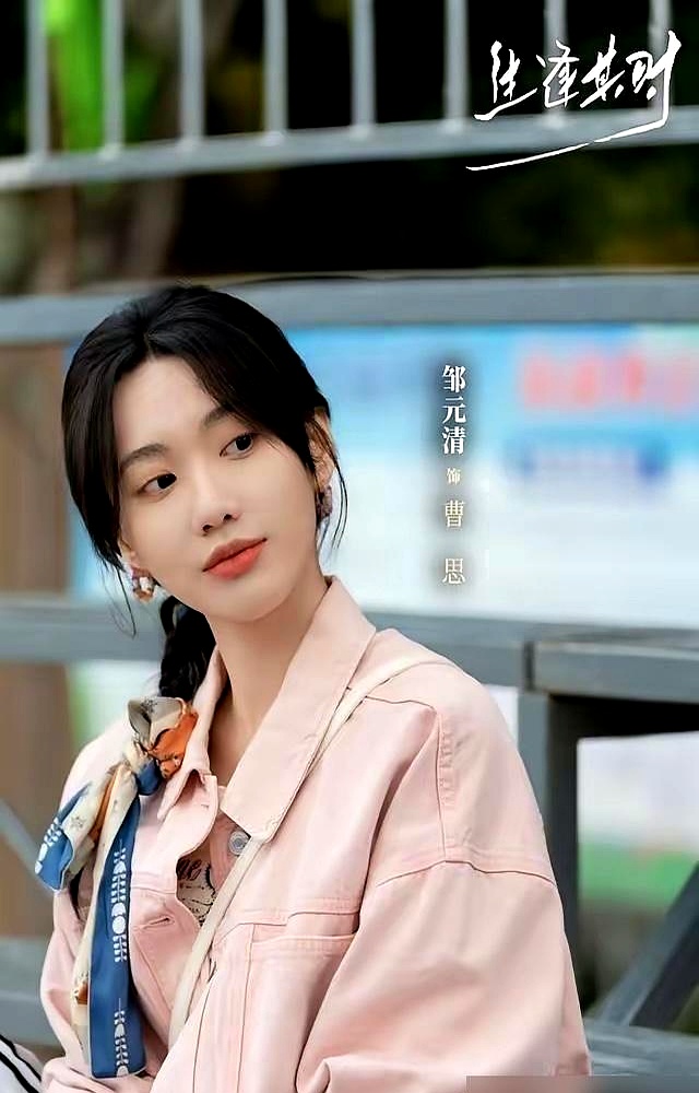 闫妮为了护犊子出来回应，说闺女邹元清被骂演技差是因为“现在没得挑”，有戏就上，甚至搬出王骁当例子，结果把网友惹笑了。
 

在新剧里演个舞蹈生，含胸驼背、台词虚浮，跟刘琳对戏完全接不住招，观众批评两句真不冤。闫妮轻飘飘一句“选择不多”，直接戳到了普通人的肺管子。多少北漂群演天天蹲在片场递简历，跑断腿