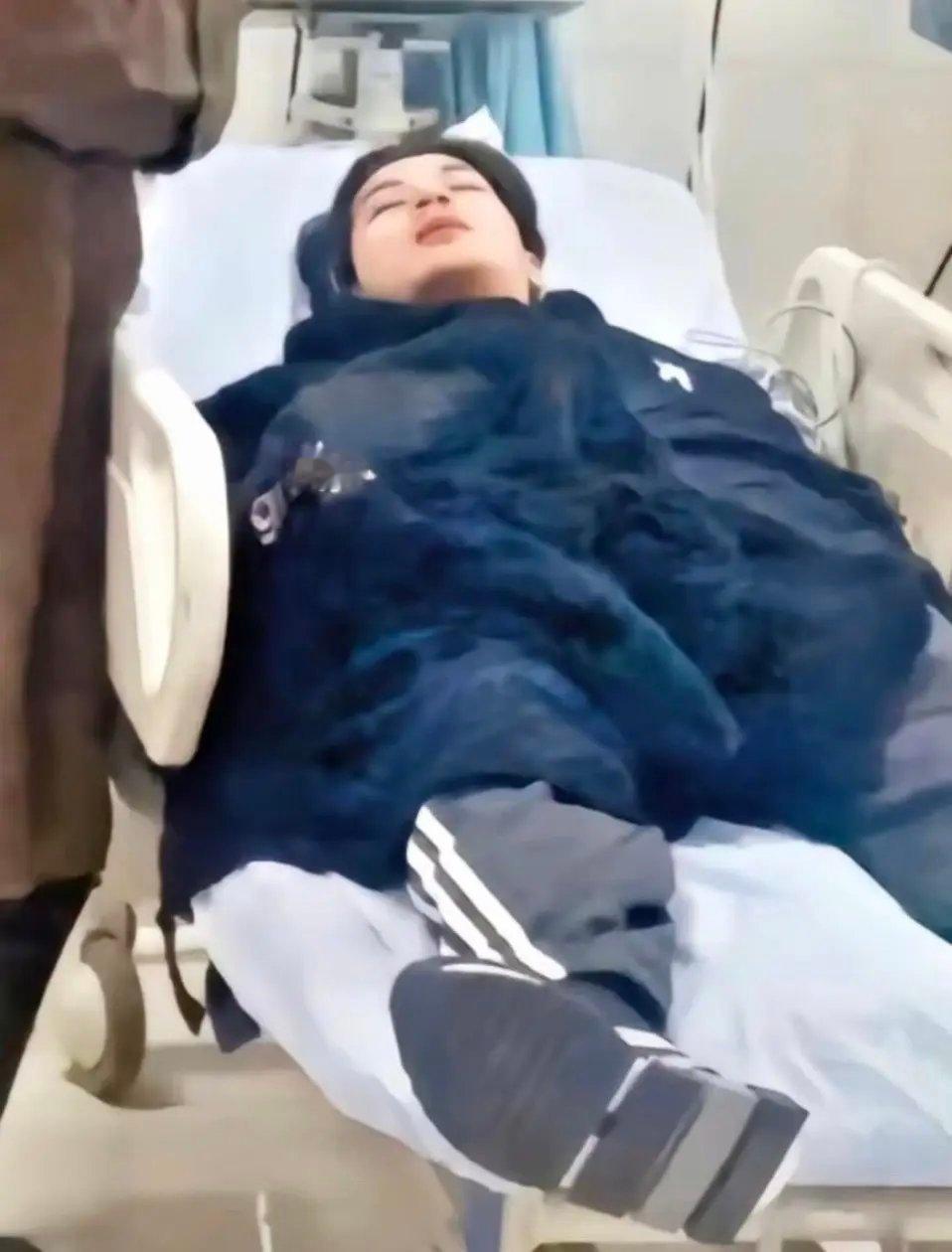 #王嘉尔又住院了#WMA盛典候场红毯就多次捂肚子不适，仍硬扛完成表演，结束后ins晒病床照配文“again”确认再入院，疑似肠胃炎，网友直呼：太拼了快好好休息！ ​