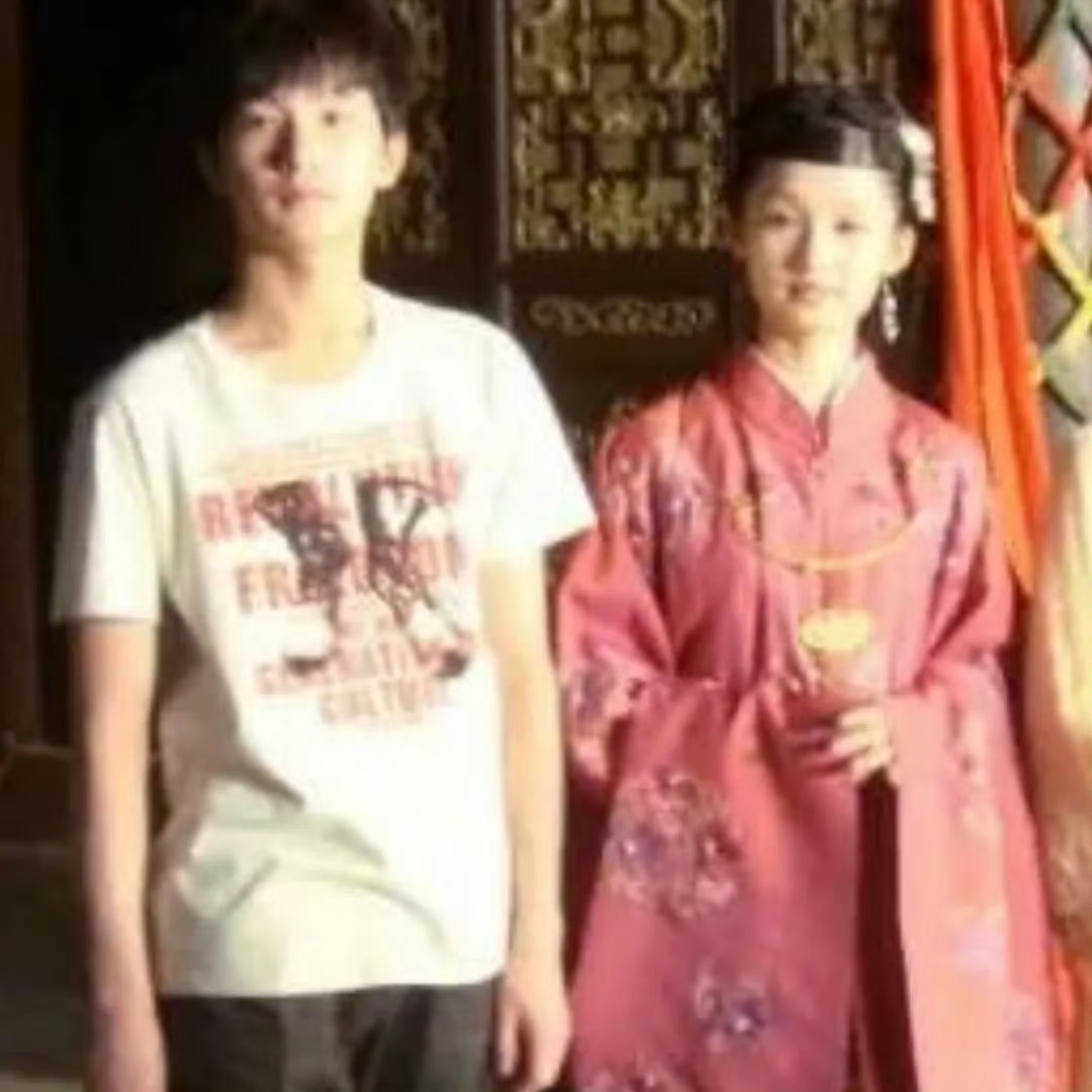 家人们谁懂啊，最近“杨洋李沁谈了五年”的老瓜突然被网友挖出来重炒，直接把热搜炸得明明白白，全网CP粉集体开启考古模式，翻出一堆十年前的旧物料，嗑到根本停不下来。本来大家以为这是八百年前的陈年老料，结果顺着细节一扒，那些藏在旧照片里的青涩互动，比现在工业糖精的偶像剧好嗑一百倍，评论区直接被“年少的爱情