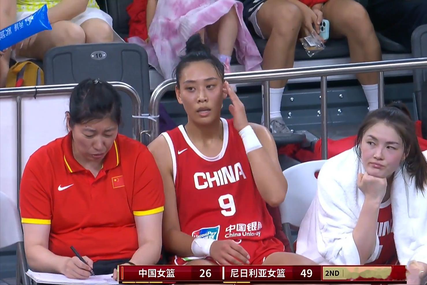 中国女篮半场落后29分，杨舒予23分爆发，2小将得分上双中国女篮对阵尼...