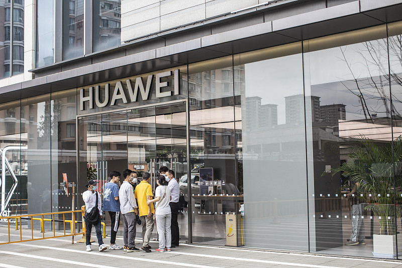 Mate90开售华为门店人从众，我今天路过市中心的华为旗舰店直接被挤得差点没挪开脚。
10月1日12点08分准点开售，5999起售，顶配的Mate90 RS非凡大师16GB+2TB版本直接摸到18999元的价位，全系列都上了旗舰韬芯片，Pro Max更是首发四卡三待，还能最多4台Mate设备凑一起互