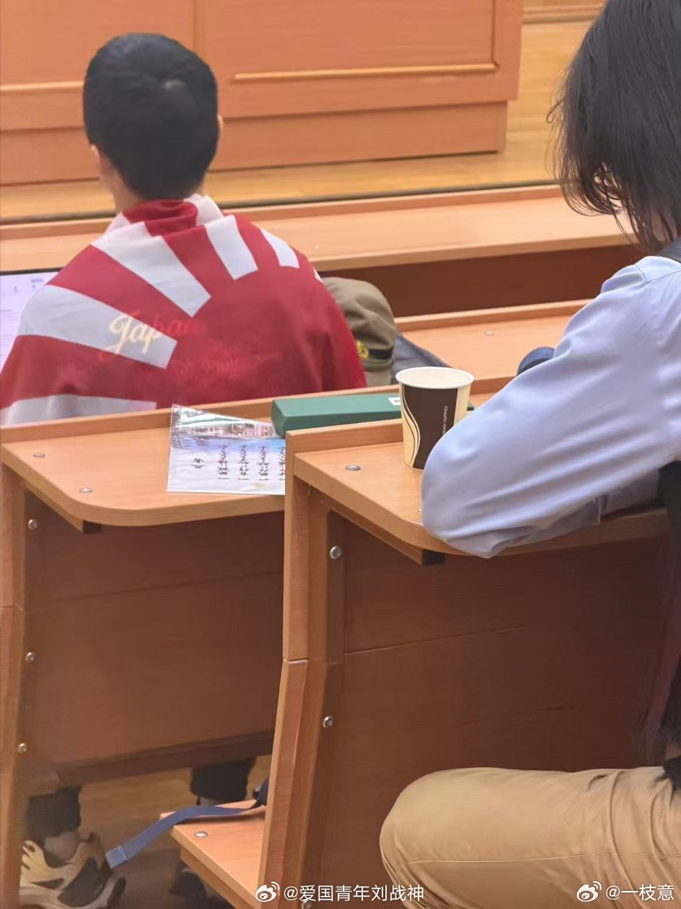 太离谱了，甚至是南京籍，对精日行为真的零容忍！
一名南京籍的莫斯科大学历史系留学生，因多次在课堂上公然身披并摆放日军军帽，目前已被校方开除并遣返回国，其行为已被人民日报、钧正平先后定性为“对人类良知的公然冒犯”。
#精日留学生引民愤但勿冲动行事# ​