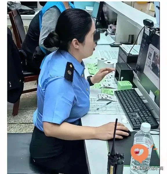 大家觉得体制内这是什么级别…咱瞅瞅这位小姐姐，蓝制服一穿，专属肩章一戴...