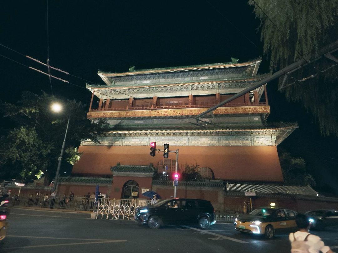 钟鼓楼吸着嘛尘烟，任你们画着它的脸。何勇老师，一路走好，愿天堂没有病痛。 ​
