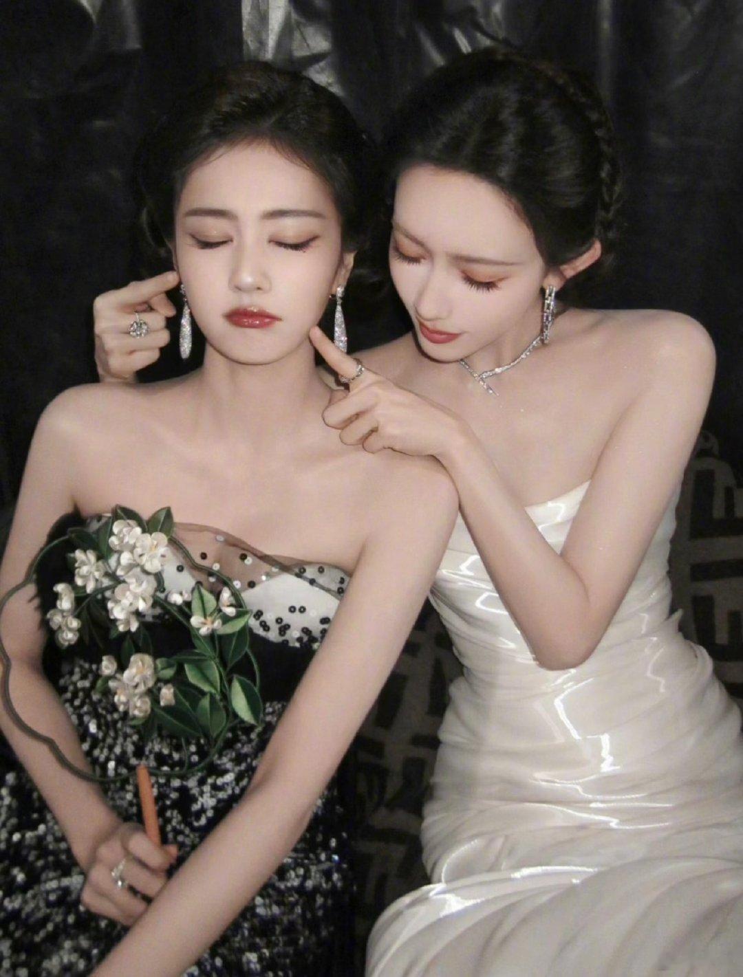 孟姐请客梦妍剧组啦～两位女宝友谊99[爱你][爱你]

#孟子义请白鹿剧组喝奶茶##孟子义请客白鹿开到荼靡剧组# ​