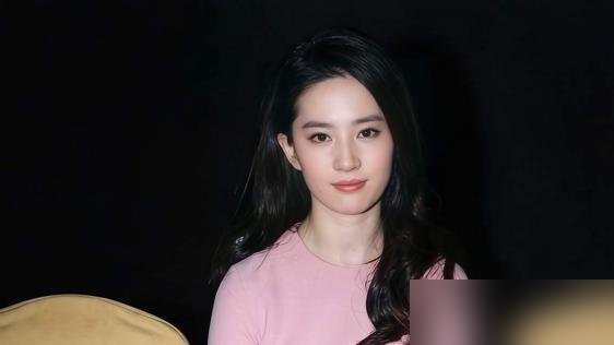 19岁的刘亦菲，三次拒绝李安，就因为脱不下那件衣服。
2006年，《色戒》选角，李安看中了刘亦菲。剧本递过去，有裸露戏。她拒了，一次，两次，三次。李安转头找了汤唯。
后来的事都知道了，汤唯一脱成名，也一脱被封。刘亦菲继续演她的神仙姐姐，一路稳到《玫瑰的故事》入围金鹰奖。
现在回头看，当年多少人