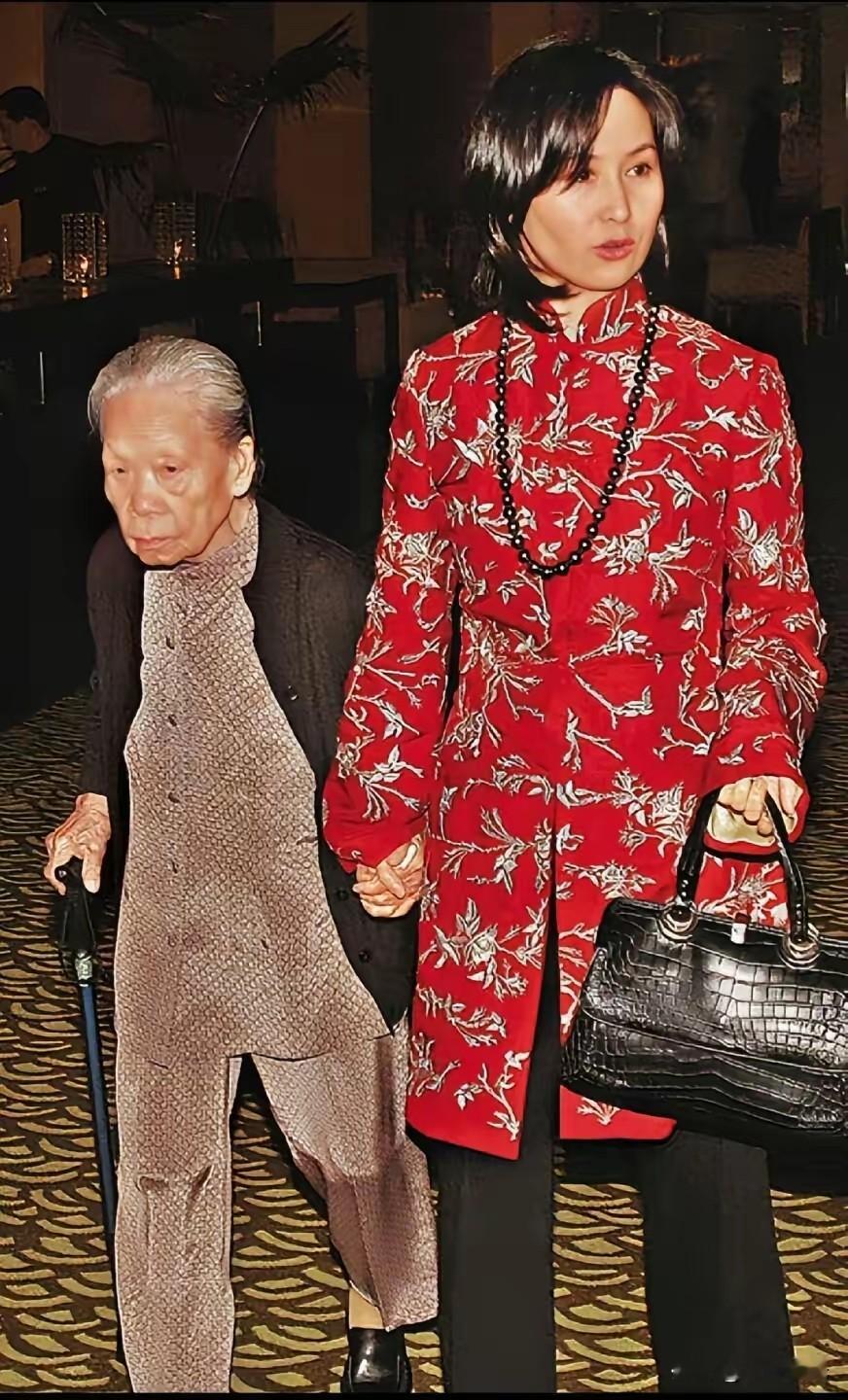 何超琼的保姆晶姐，干了 48 年，递了辞职信
晶姐从何超琼4岁左右就开始贴身照料她，陪伴了她48年。在赌王家族严苛且忙碌的豪门环境中，母亲忙于家族事务且教育严厉，晶姐成为了何超琼童年唯一的温暖港湾。
 
熟悉赌王家族成长模式的人都清楚，豪门子女的人生，从出生开始就自带规则与枷锁，从来没有普通孩子肆意