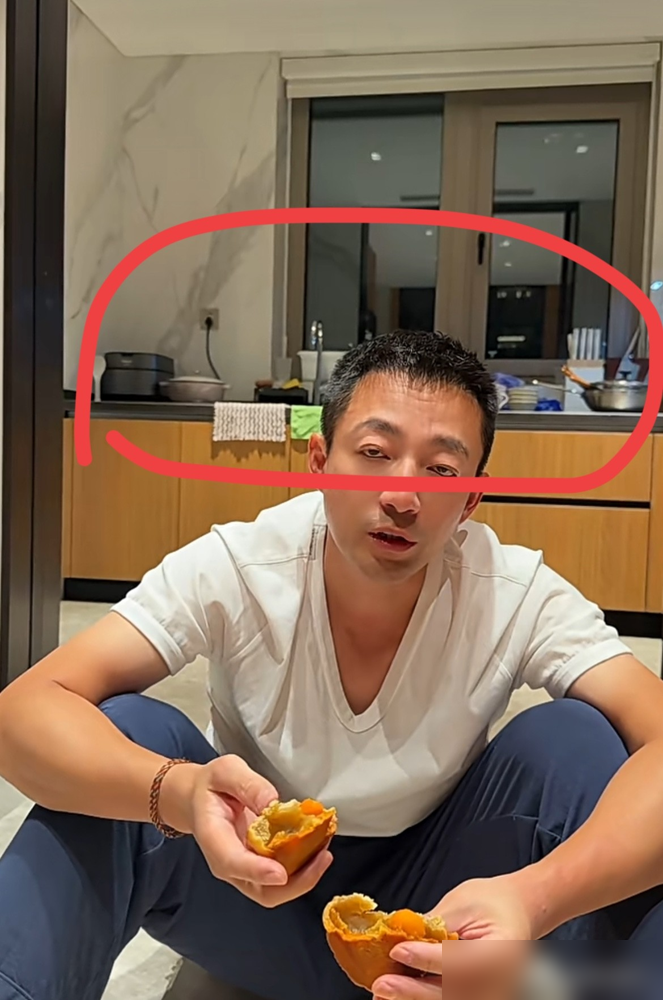 汪小菲家厨房被拍到了，灶台油渍糊着锅底，水池堆满没洗的碗。马筱梅平时晒的是鲜花、咖啡、下午茶，精致得像杂志内页。网友炸了：丽芳阿姨人呢？
马筱梅直播里说了，丽芳阿姨是她亲自面试的育儿嫂，只带新生儿，不碰灶台。大孩子归小杨阿姨管。买菜做饭这事，汪小菲吐槽过马筱梅嘴上说说，转头她就一周跑两次菜场，自己