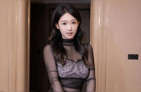 美女模特唐安琪，黑色轻透上衣搭配黑色包臀皮裙，满满的性感御姐范