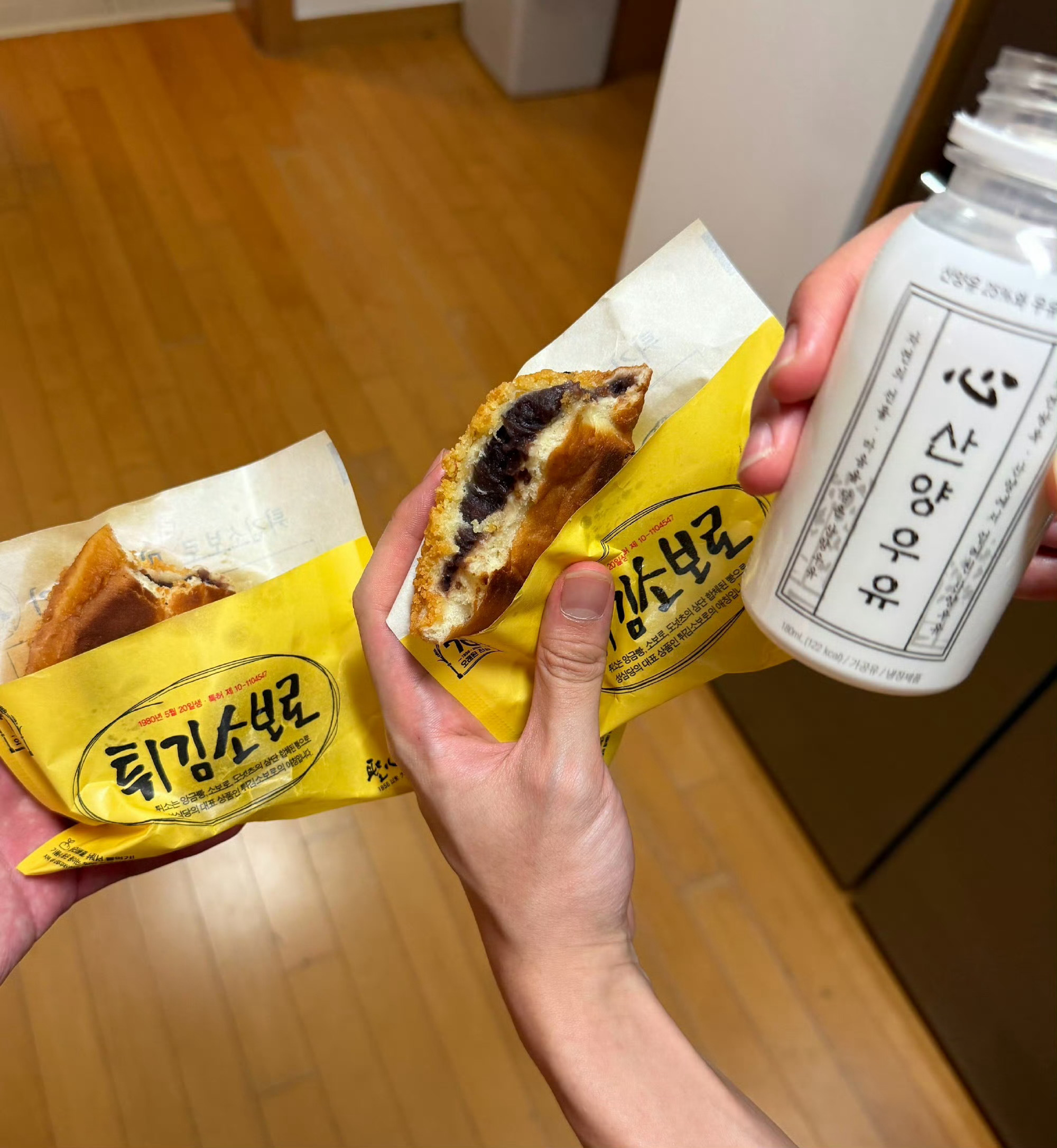 哇啊好可爱，平底锅煎酥皮面包试试的想法好明显，而且居然是大田特产，配的是羊奶，好可爱，会配合拍这种照片很可爱，窝在厨房煎面包好可爱，完全就是居家型暹罗猫嘛这样，，好想养一只，好可爱，想到他觉得很好吃脸变得皱巴巴就很可爱，想到了这种吃法也很可爱，想到了就立马去实践就是好奇心很强的小 ​