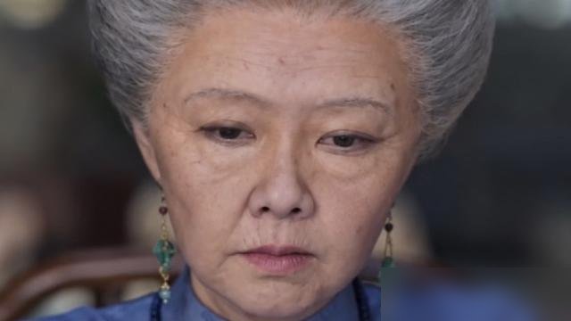 47集播完，豆瓣7.5，热度干到平台历史第三，结果全卡在一个老年妆上。
谭松韵那张脸套上假皮，皱纹是画上去的，头发白得跟喷了漆一样。网友说像汤婆婆，一点没冤枉。镜头一拉近，皮是松的，眼神是亮的，手还是小姑娘的手。
隔壁剧组都知道直接请老戏骨，几场戏的事儿，花不了几个钱。非得让三十岁的人顶着一脸硅