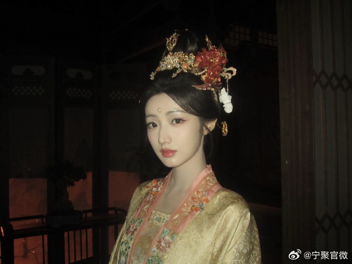 其实参加过了很多的作品和角色都是非常的不错的呢，黄羿95代实力派小花...