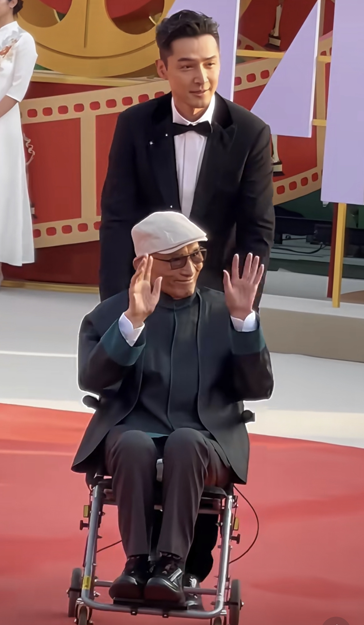 游本昌走了，最伤心的不是他家人，而是胡歌本人吧，他很尊重油本昌老师，他们合作期间，胡歌很敬重游本昌老爷子。

我记得他在一次演讲中就狠狠的夸过油老师，说他敬业，说他专业，说他是老艺术家。胡歌还当场眼眶红润，他说他永远要像这些考艺术学习。

所以，游老师走了，他应该很伤心很低落吧，这个世界又少了一位资