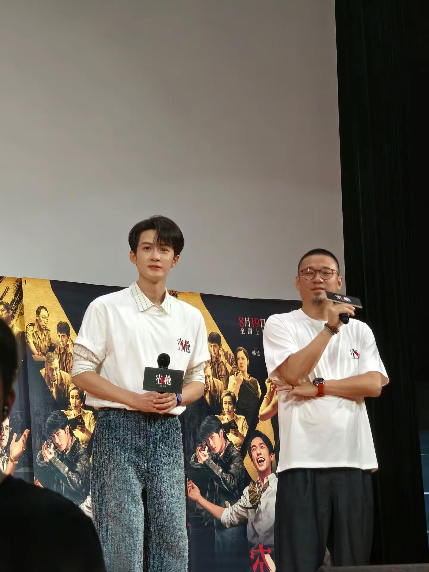 檀健次来广西民族大学参加电影《空枪》的路演啦。直接用原相机，没开美颜就拍了，生图状态看着也很棒，特别帅气。
