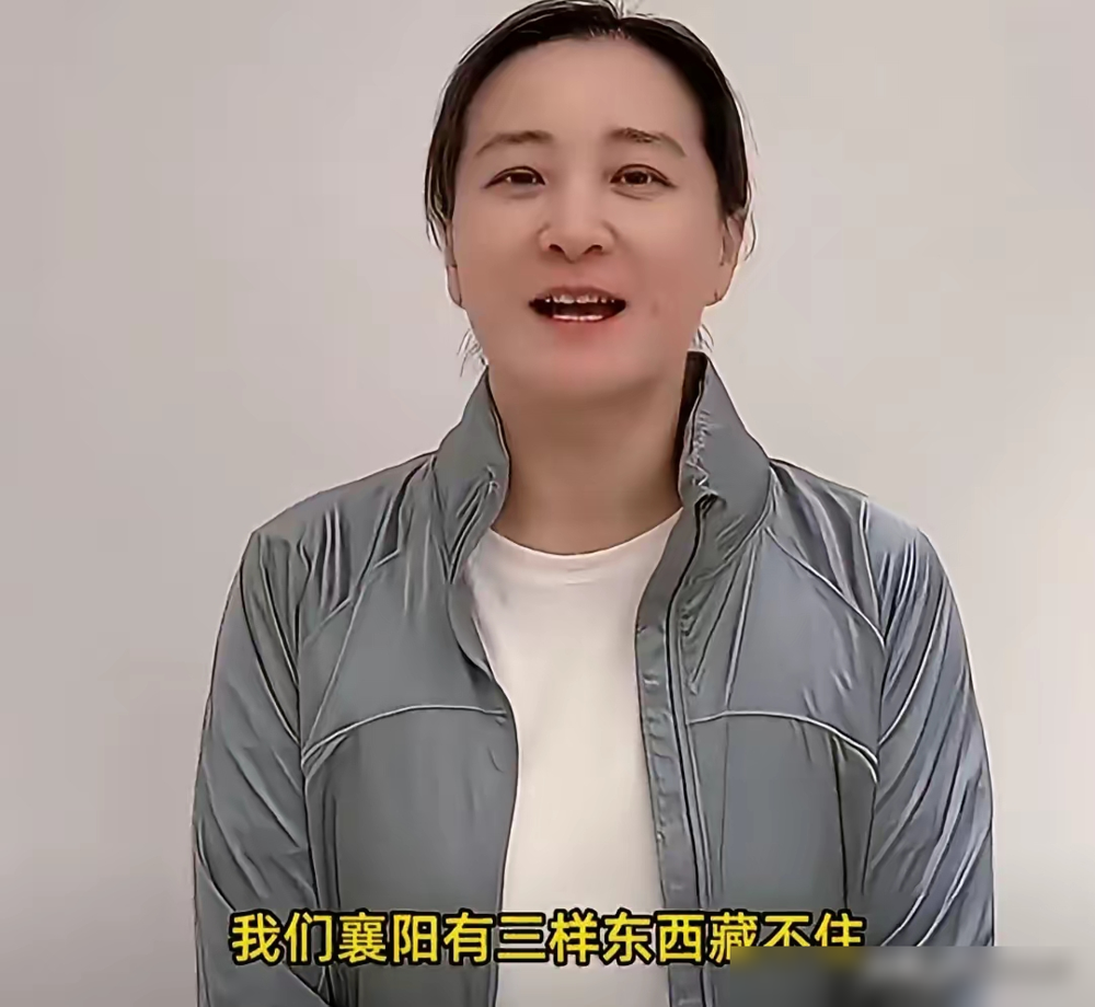 贾玲减重100斤，评论区最狠的一句是：她把行走的笑点练成了行走的压迫感。
8个月，先增40斤再甩掉50公斤，34亿票房到手。可镜头怼近一看，面部纹路在用力做表情时全显出来了，网友直接贴标签：显凶、显老、苦相。王晶甚至点名，说这是吴君如减肥后丢了喜剧饭碗的老路。
另一边，贾玲在采访里就回了一句：体