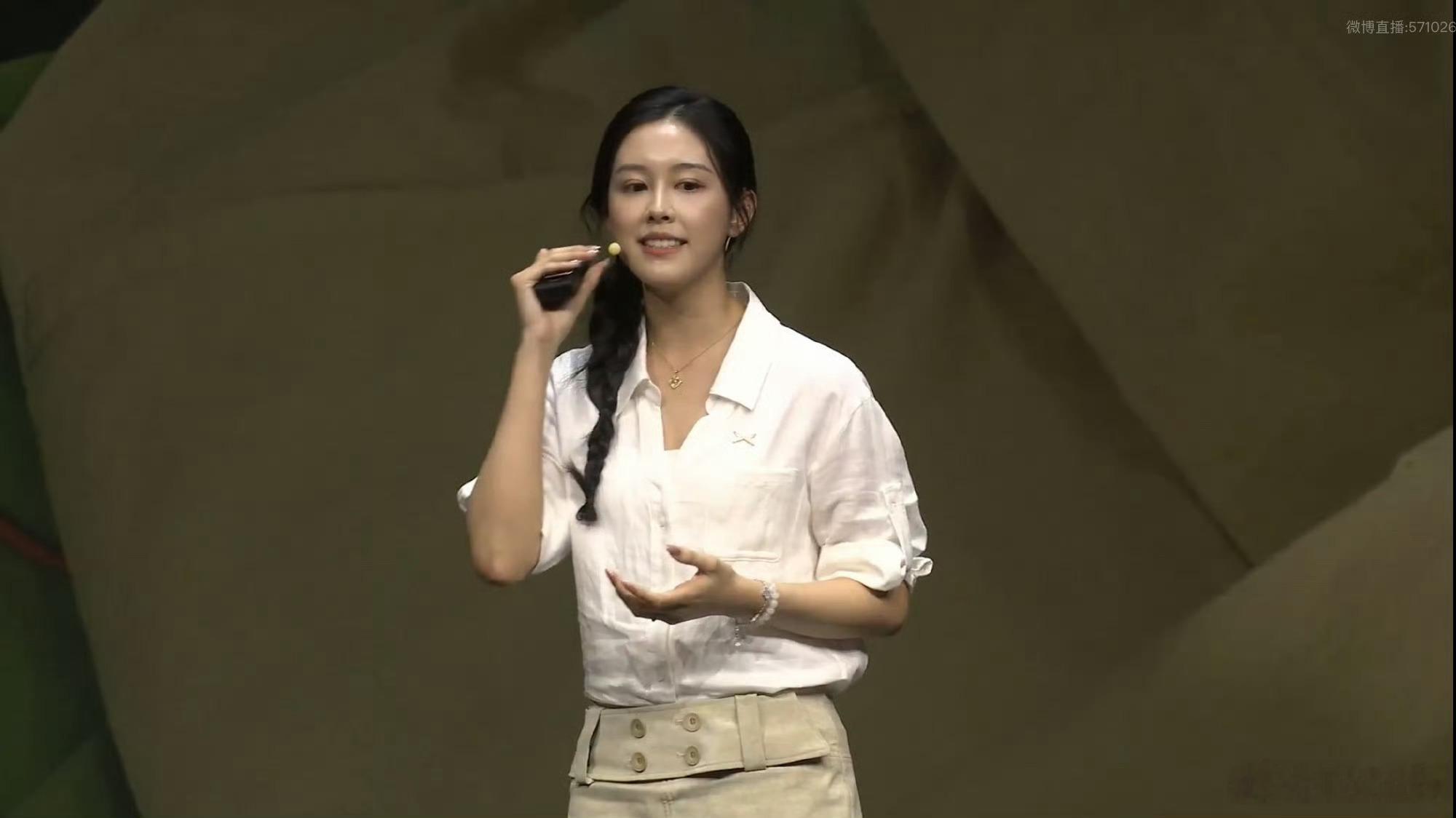 10月15日小鹏MONA L05预售发布会上，何小鹏缺席，由00后产品经理团队主导主讲，他们直言拒绝高管的“老登审美”，坚持“年轻人为自己造车”。  一、发布会形式打破常规- 高管缺席：小鹏汽车董事长