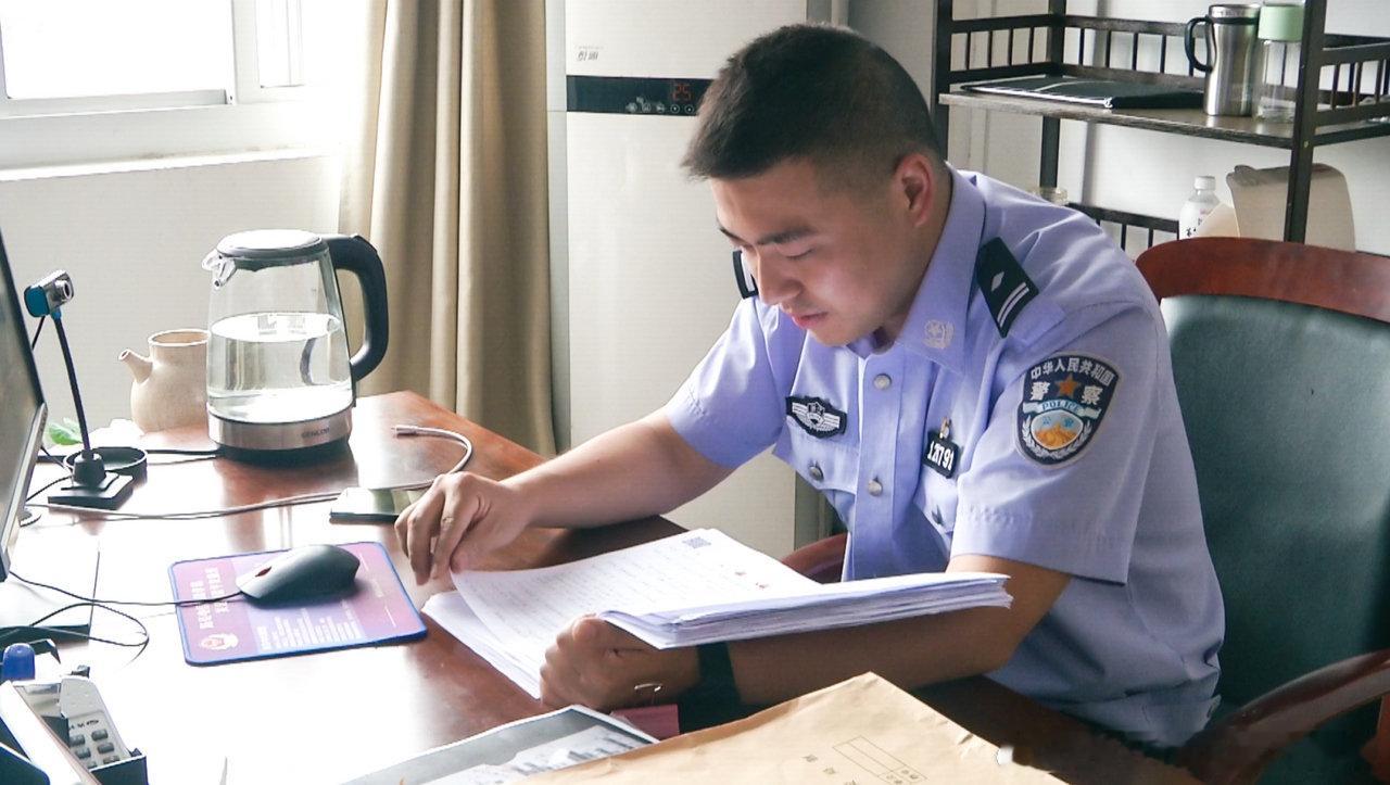 慈溪市公安局观海卫中心派出所副所长冯姚伟从警14年，年均出差150余天...