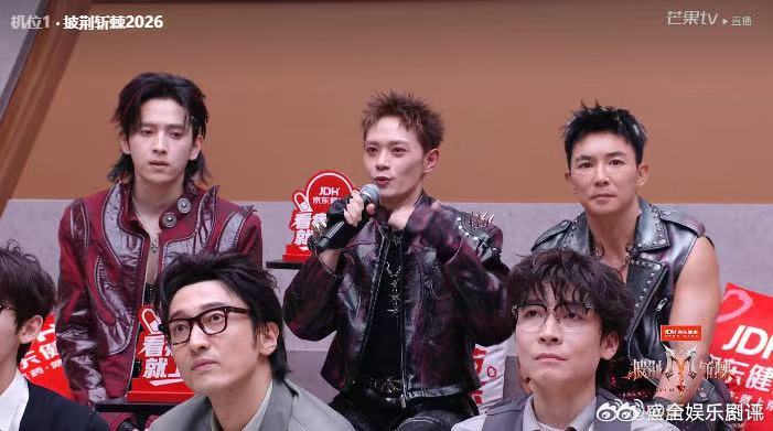 #披哥要你管vs时团要你管# #时代少年团原版要你管# 对比两个版本的《要你管》各有韵味，时团原版洋溢少年洒脱叛逆，披哥哥哥们突破自我全开麦演绎，舞台虽不完美，这份勇气格外难得。 ​