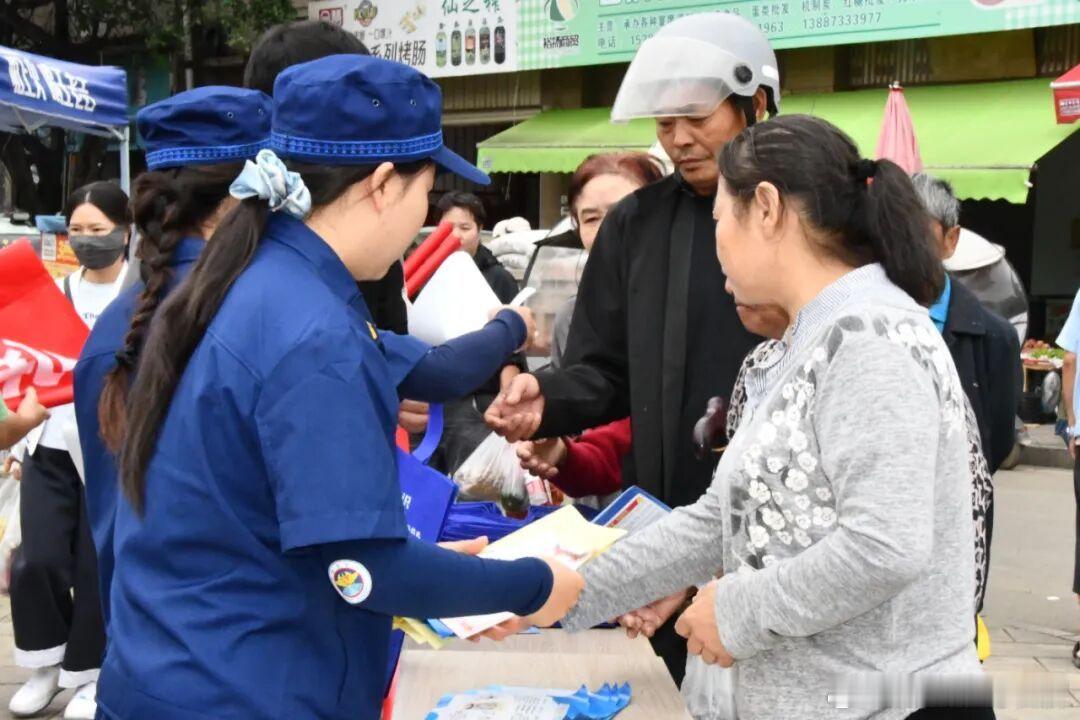 【石屏县异龙镇开展街天集中宣传活动】
9月15日，石屏县异龙镇在城东农贸市场开展集中宣传活动。异龙自然资源所、镇妇联岗、宣传岗、社会事务办科教文卫民宗岗，以及镇科协、消防工作站等站所部门共同参加。
活动现场，工作人员向过往群众发放宣传手册、宣传布袋及科普读本等资料，各站所部门工作人员 ​