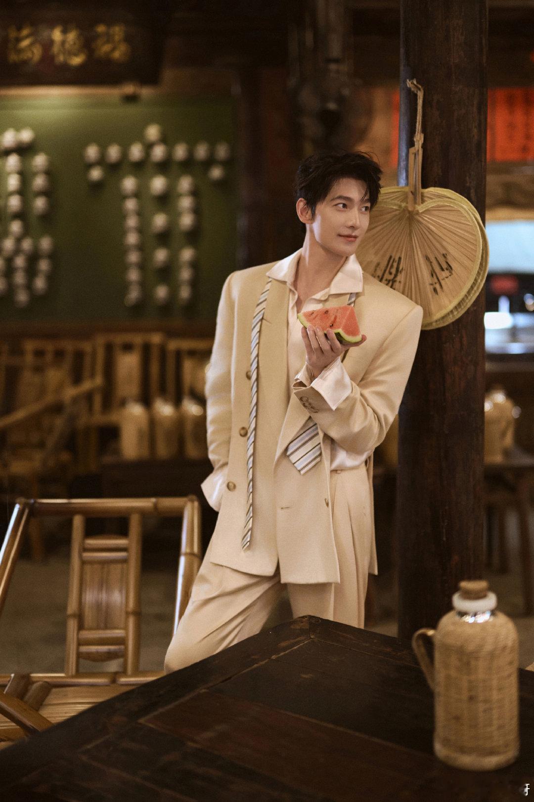 #杨洋[超话]# 愿你每一岁都奔走在自己的热爱里

       0909生日快乐 我的大明星💙 ​