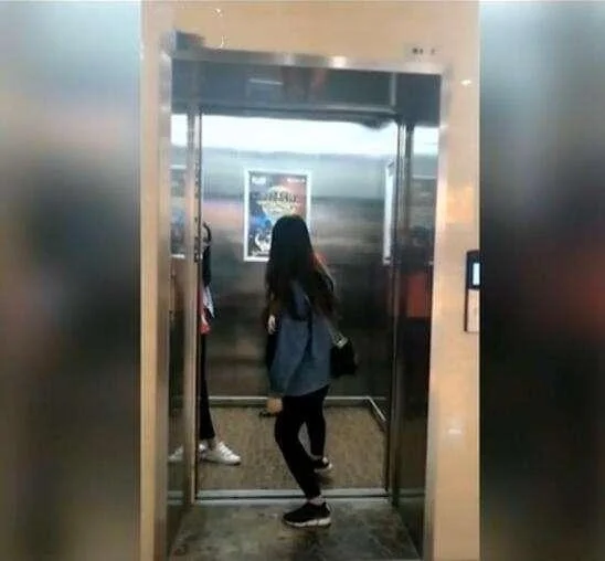 21楼的老人走了，99%的人都反对电梯运遗体