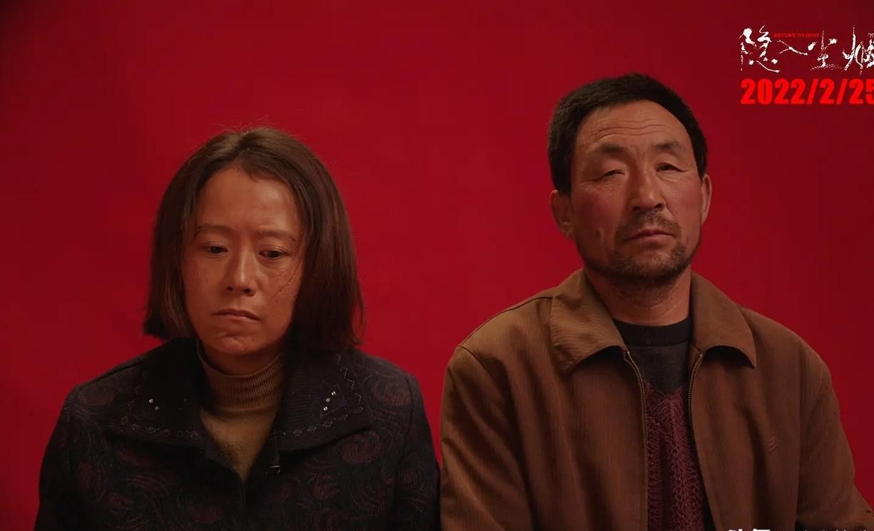 在中生代女演员里，海清这几年的运气差得简直让人心疼。
别的同龄女星还在舒适区里打转，演着光鲜亮丽的都市女精英，她倒好，一头扎进泥土里。
先是演农妇，在西北风沙里硬生生耗了快一年。走路瘸着腿，手里攥着麦子，连咳嗽和尿失禁的狼狈劲儿都演得入木三分，几乎让人认不出那是海清。
本以为能靠着突破性的演技
