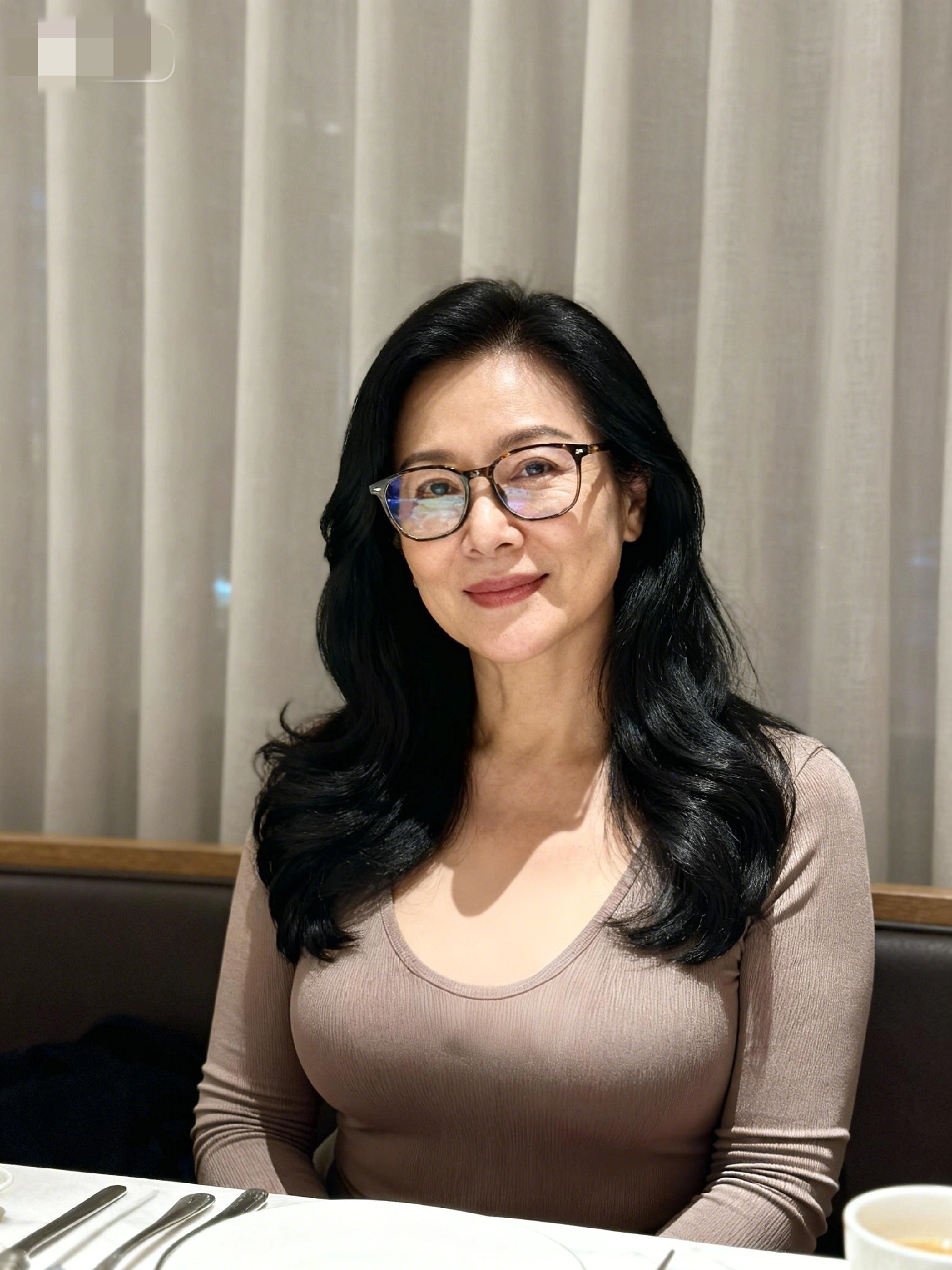 阿姨这气质也太绝了吧！ 一头柔顺的黑长卷发衬得整个人温婉又舒展，裸色系...