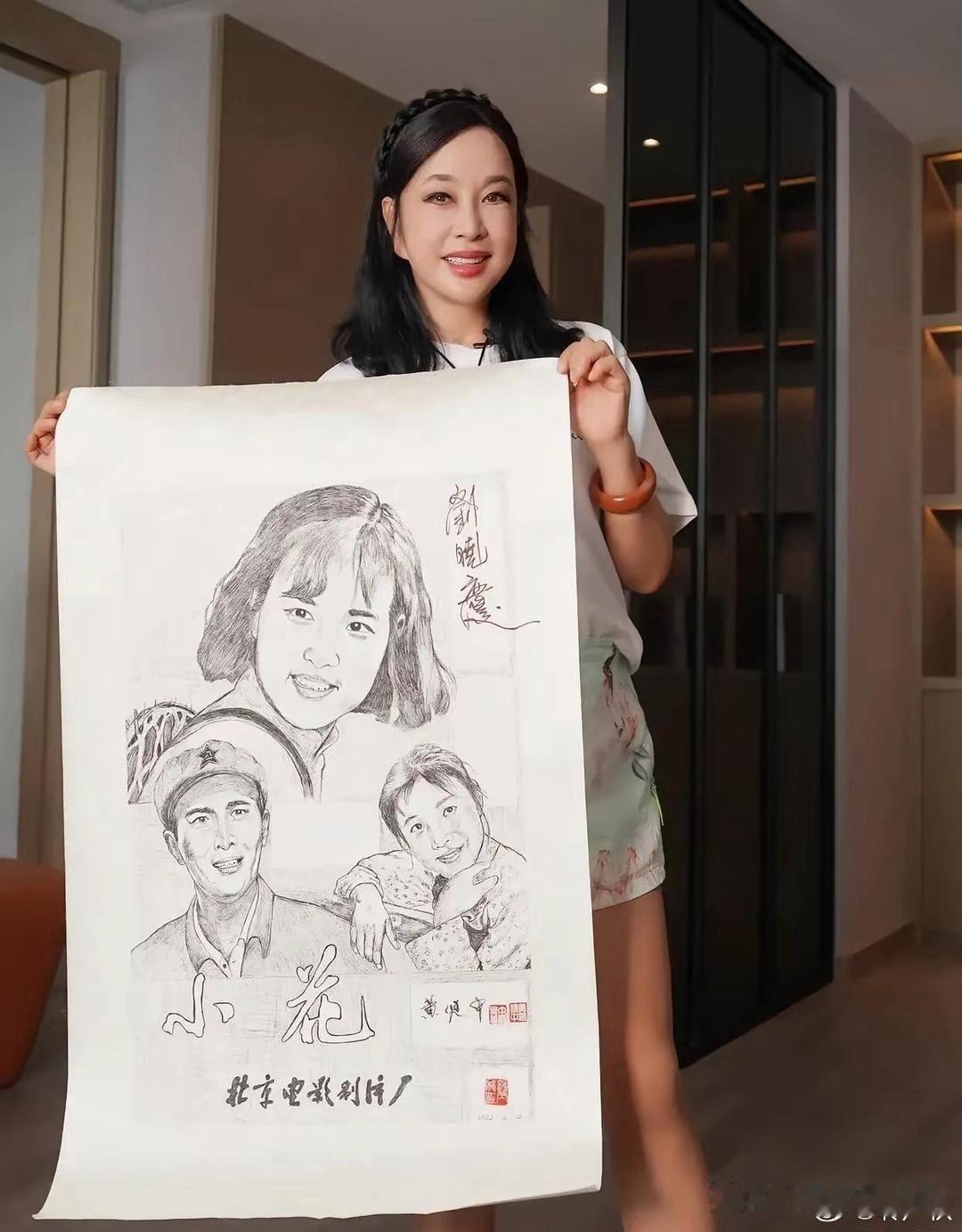 刘晓庆画的自己，这画功还真不差，这能值多少钱 ​
