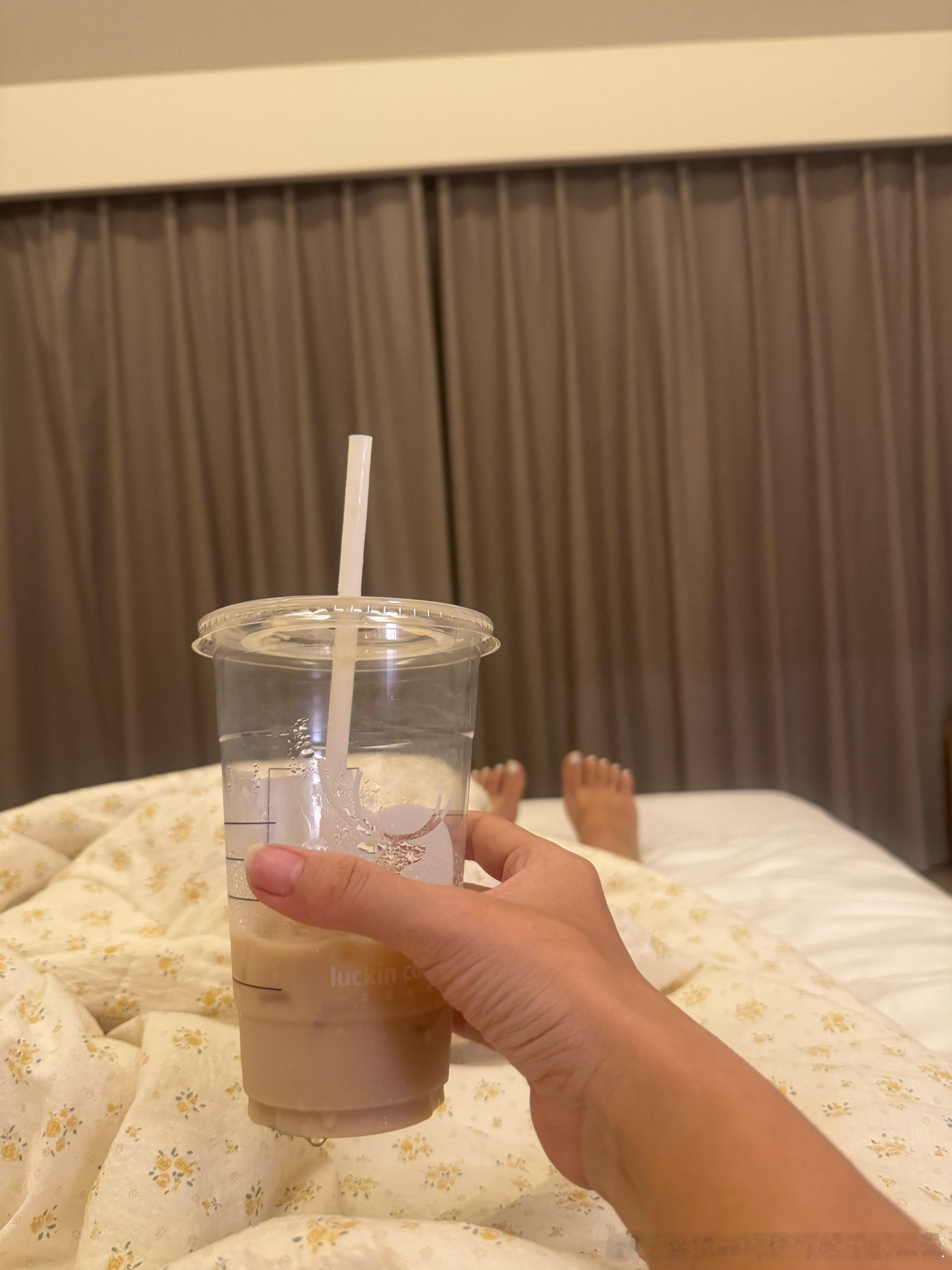 谁敢信半夜十二点我在饮用一杯瑞幸（是的 垃圾桶找出来下午喝的半杯 再加点冰 我不说大家也能猜出来[挤眼] 只为了等着跟孩子玩一下否则我这个眼皮完全睁不开一点虽然很愚蠢 但是我就是很想和他玩一下。。。 ​​​