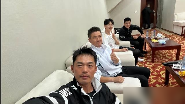 石宇奇首轮出局，李诗沣32强回家，国羽男单连八强都摸不着了。
林丹发那张合影，底下全在刷黄金一代。可你回头看数据，更扎心。今年世锦赛，三个主力去，一个首轮跪，一个16强跪，追平1995年最烂纪录。亚运会更绝，52年头一回，无人进八强。
石宇奇30了，脚踝里还钉着钢钉。李诗沣崴了右脚，排名掉到12