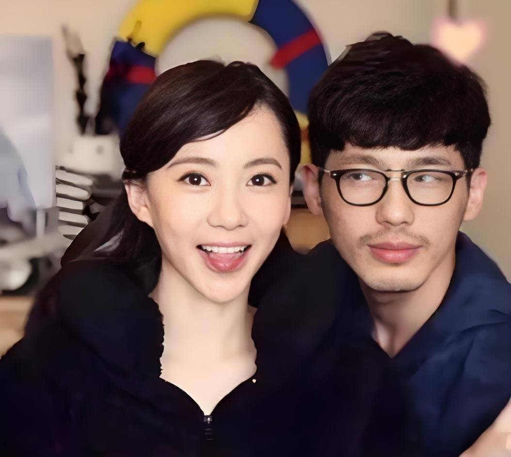 连婚都没官宣，直接当爸了？

白宇刘萌萌生子传闻冲上热搜，翻遍全网没有出生证明，没有工作室声明，连一张同框照都得考古到2018年的车库拥吻。两人在一起十二年从未官宣结婚，这次却直接从“没结婚”跳到“当爸”，跳过中间所有步骤。

半岛晨报的报道说得很清楚：依据只有刘萌萌视频里的腹部状态和停更时长，一个
