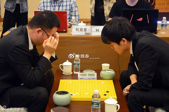 #柯洁的一千零一靠# 第267局
2016年10月14日，第6届衢州烂柯杯中国围棋冠军赛半决赛，柯洁执白对柁嘉熹。
No.0721（图一）黑83跳忌惮左边死活有误，白连回棋筋后86靠出继续求战。
No.0722（图二）黑各处惨遭搜刮形势已非，白134碰大飞角简单破空。
终局图（图三）最后黑棋中间反而死进去一些子，干脆在 ​