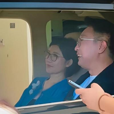 北京一家4S店里，56岁的林永健领着老婆周冬齐看车，俩人不跟销售多废话，直接一屁股坐进车里聊得旁若无人。视频传出来后，评论区没撕没骂，反而集体破防：这哪是买车，这是给娱乐圈某些人上婚姻公开课。
 
 
“说实话，喜欢林永健的表演，还有也没听到过对林永健的八卦和不好的言论，夫妻恩爱，一同前往4S店买车
