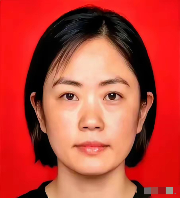 据人民网报道，一个手握大校军衔、拥有高级工程师职称的退役空军女军官，刚在重庆渝北